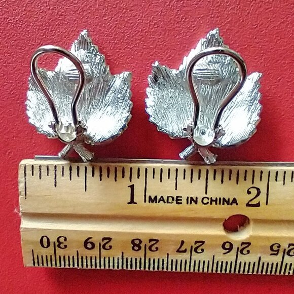 Vintage Clip On Earrings Silvertone Leaves Faux Pearl Mid Century - Picture 7 of 9